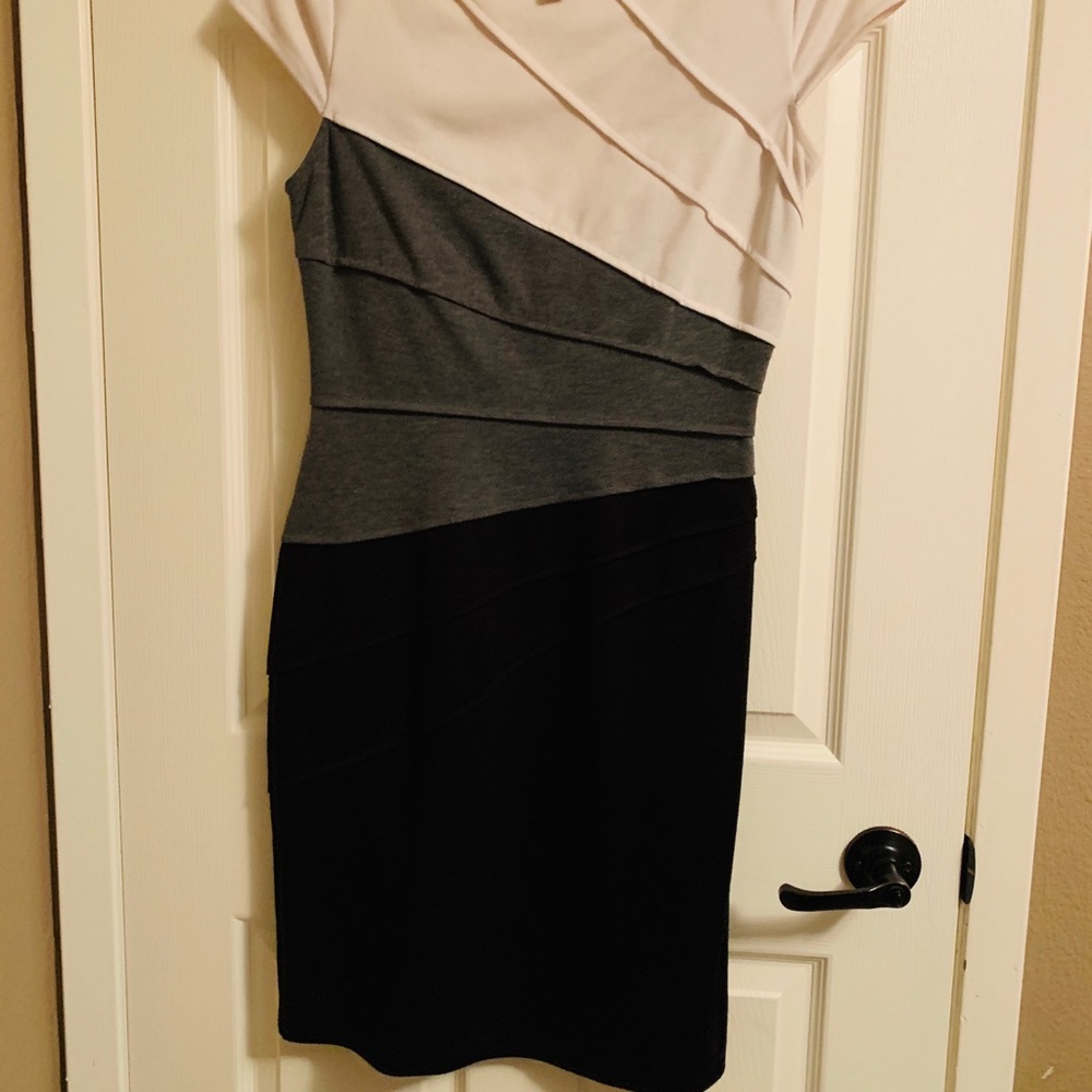 Flattering Color Block Dress! - Picture 2 of 2